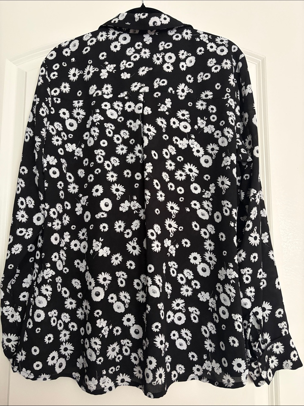 Candie's Black and White Floral Button-Up Blouse - Picture 3 of 3
